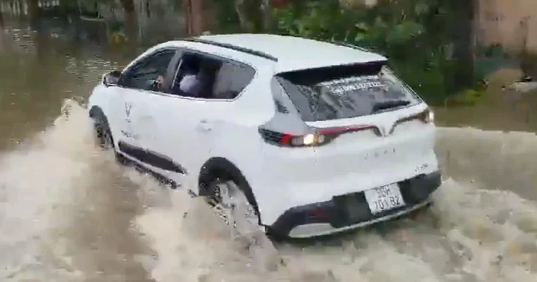 xe vinfast vf e34 loi nuocjpg 1753155705598